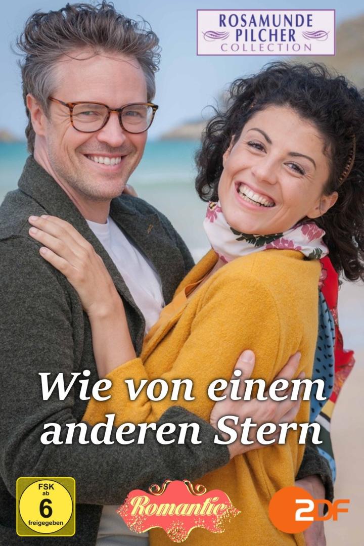 Ein lächelndes Paar umarmt sich am Strand; Filmposter „Wie von einem anderen Stern“.