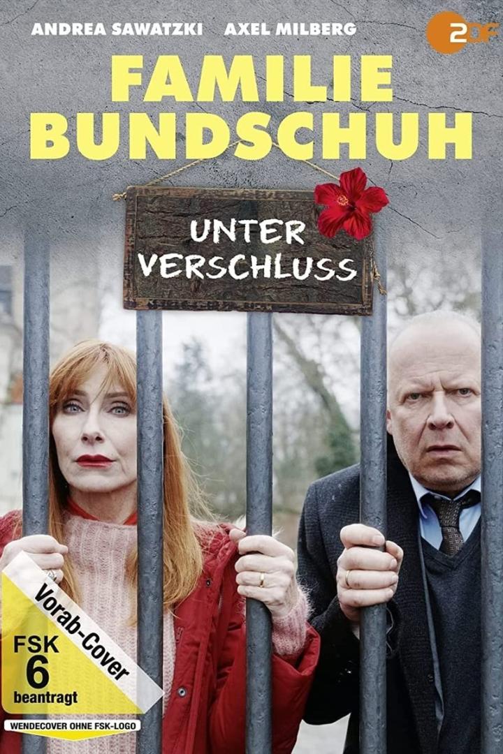 Das Filmplakat zu „Familie Bundschuh – Unter Verschluss“ mit Andrea Sawatzki und Axel Milberg hinter Gittern.