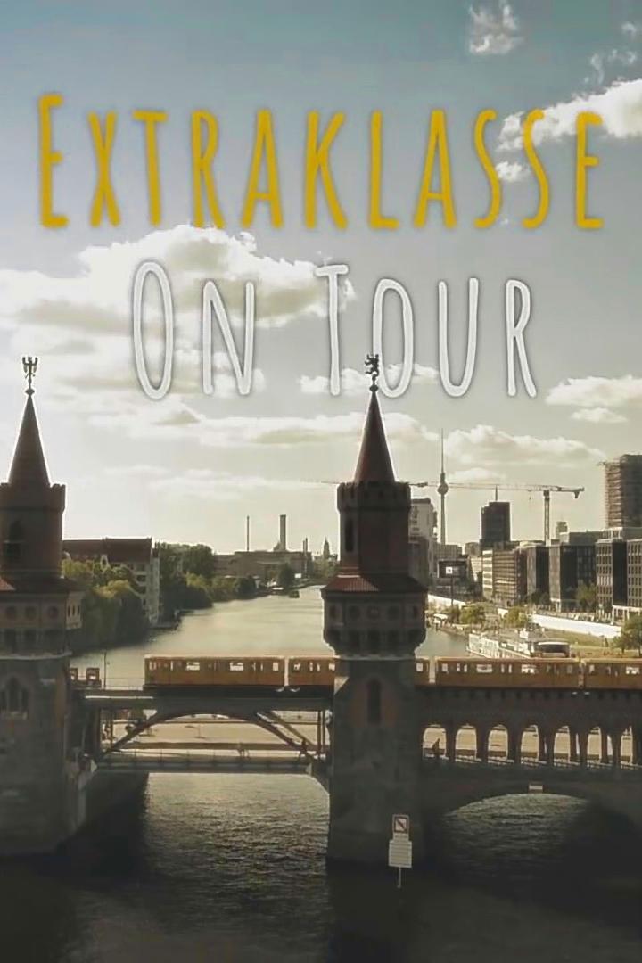 Die Oberbaumbrücke in Berlin mit einer gelben U-Bahn und dem Schriftzug „Extraklasse on Tour“.