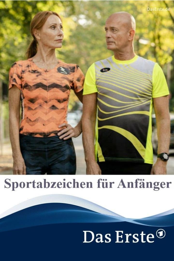 Eine Frau und ein Mann stehen in Sportkleidung nebeneinander.