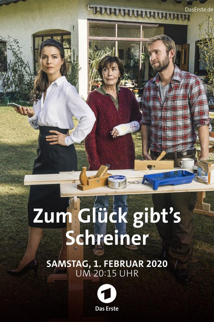 Drei Personen stehen an einem Tisch mit Werkzeugen im Garten.