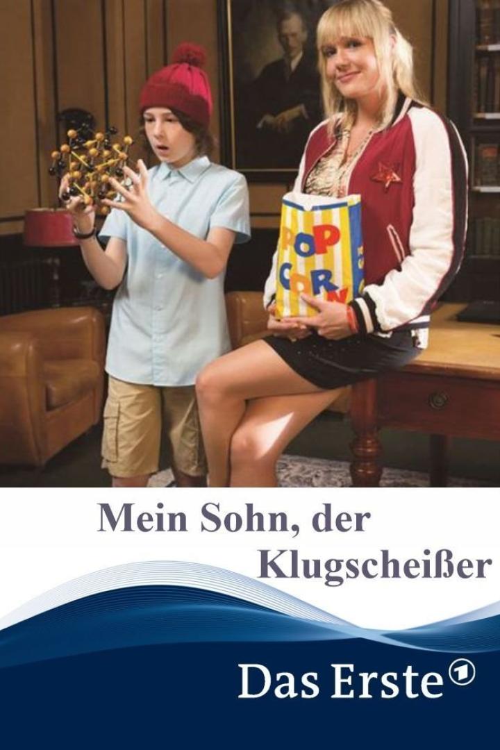 Ein Junge mit einem Atommodell und eine Frau mit Popcorn in der Komödie „Mein Sohn, der Klugscheißer“.