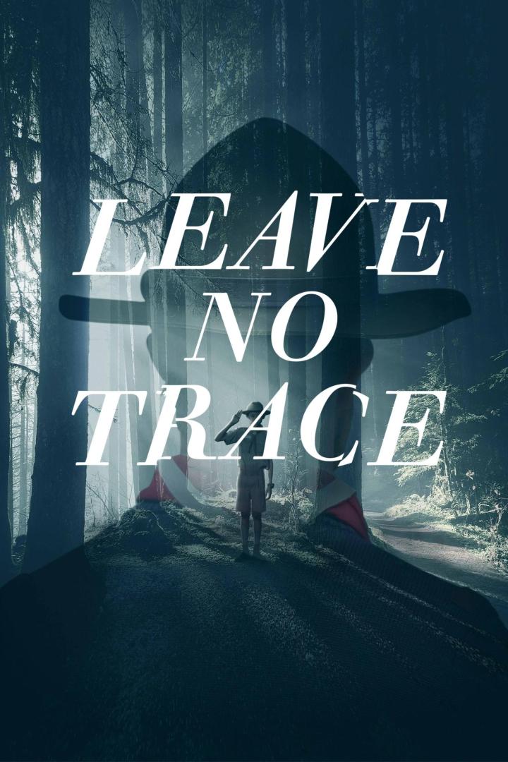 Ein Junge steht auf einem Weg in einem Wald, überlagert vom Titel „Leave No Trace“.