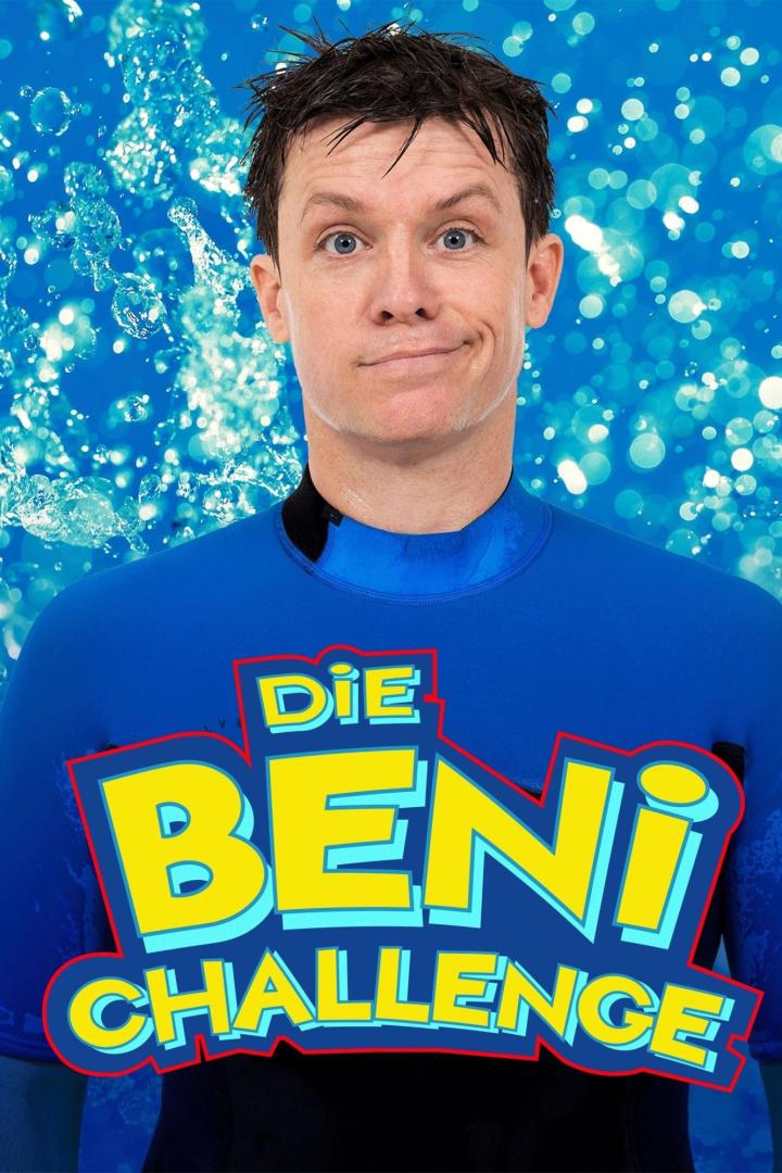 Ein Mann vor blauem Hintergrund mit dem Schriftzug „Die Beni Challenge“ auf seinem Anzug.
