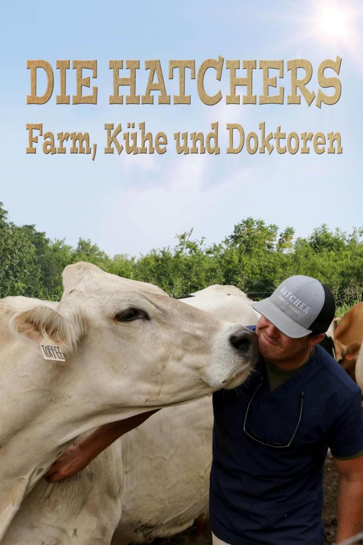 Ein Mann umarmt eine Kuh namens Toffee auf der Hatcher Family Dairy Farm.