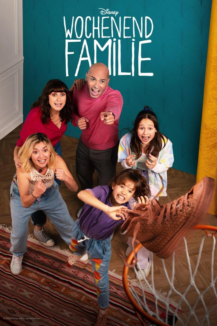 Das Poster für die Disney+ Serie „Wochenend Familie“ zeigt eine Familie, die Basketball spielt.