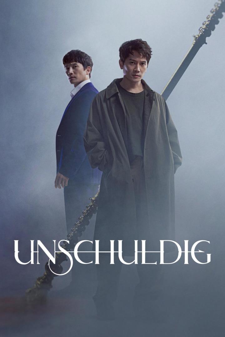 Das Filmplakat zu „Unschuldig“ zeigt zwei Männer vor einem nebligen Hintergrund.