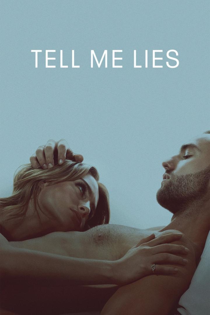 Ein Paar liegt eng umschlungen unter dem Titel „Tell Me Lies“.