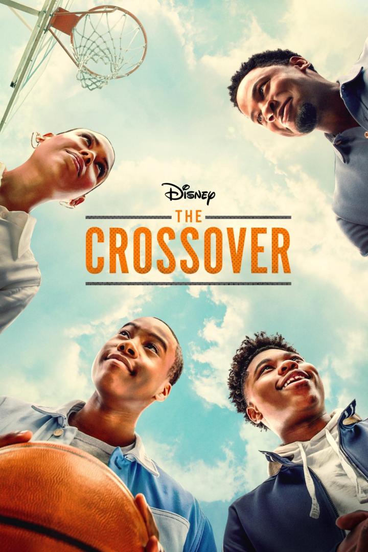 Das Filmplakat für „The Crossover“ zeigt vier junge Basketballspieler von unten gegen einen Himmel.