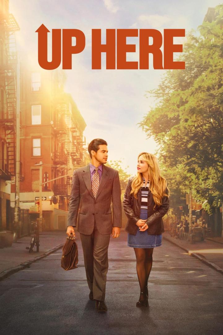 Ein Mann im Anzug und eine Frau in Jeansjacke gehen auf einer sonnigen Straße; Filmposter „Up Here“.