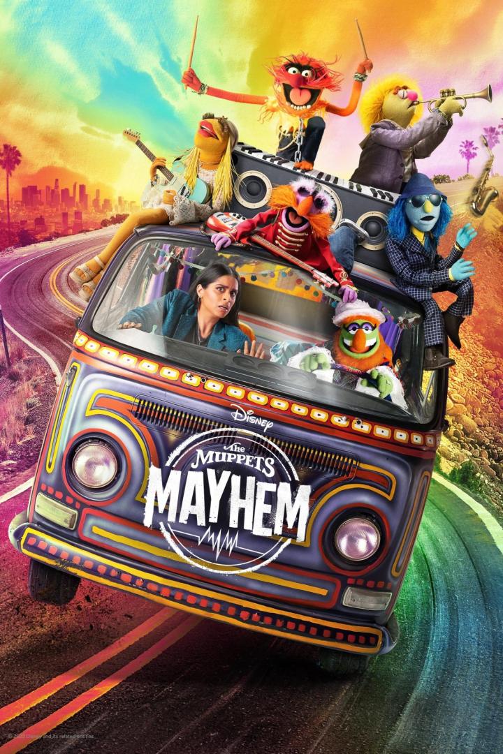 Das Key Art Poster für „The Muppets Mayhem“ zeigt die Muppets auf und in einem VW-Bus, der eine kurvenreiche Straße entlangfährt.