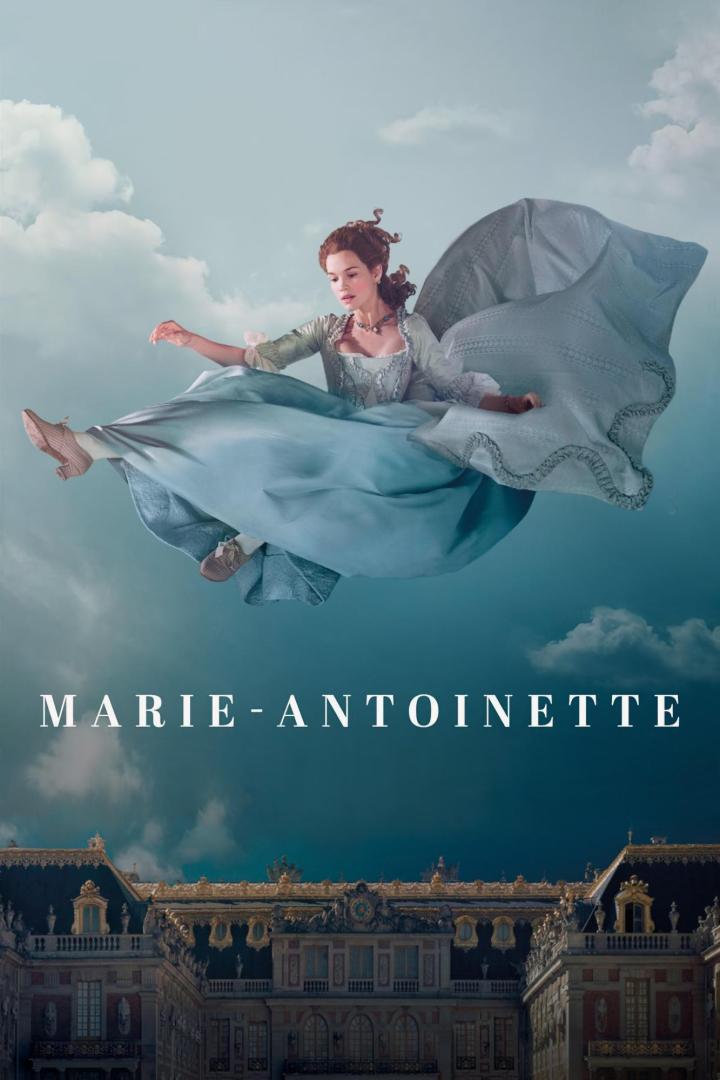 Das Filmplakat für „Marie Antoinette“ zeigt Kirsten Dunst in einem blauen Kleid, das über dem Schloss Versailles schwebt.