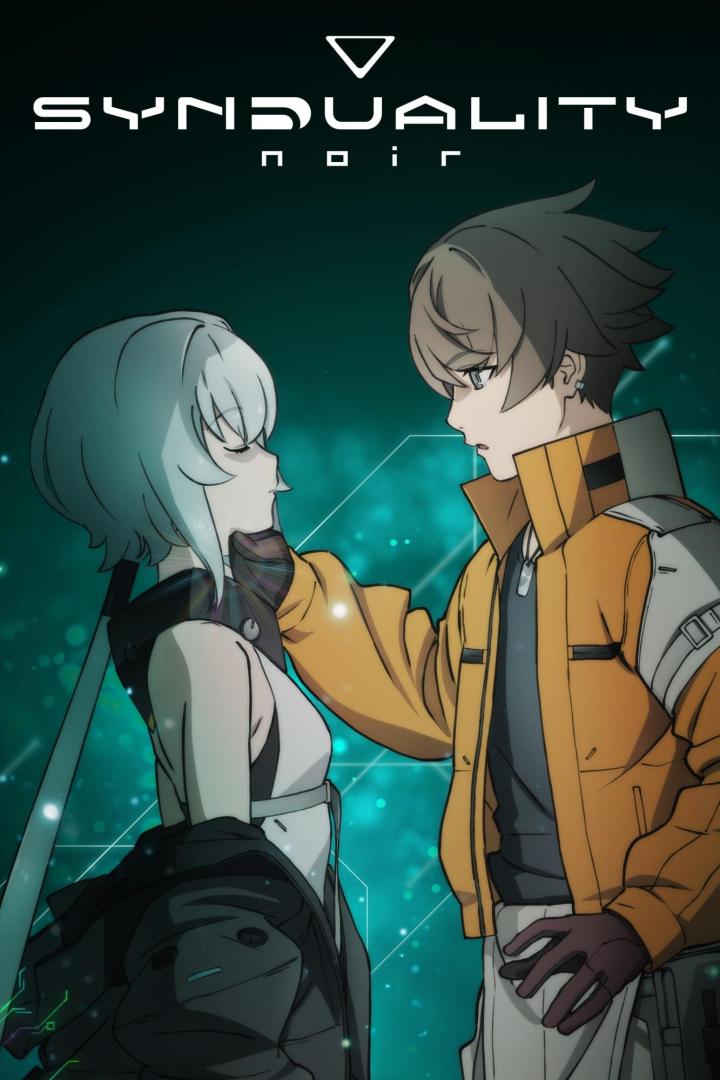 Ein Mann in gelber Jacke und eine Frau mit weißen Haaren stehen einander gegenüber.