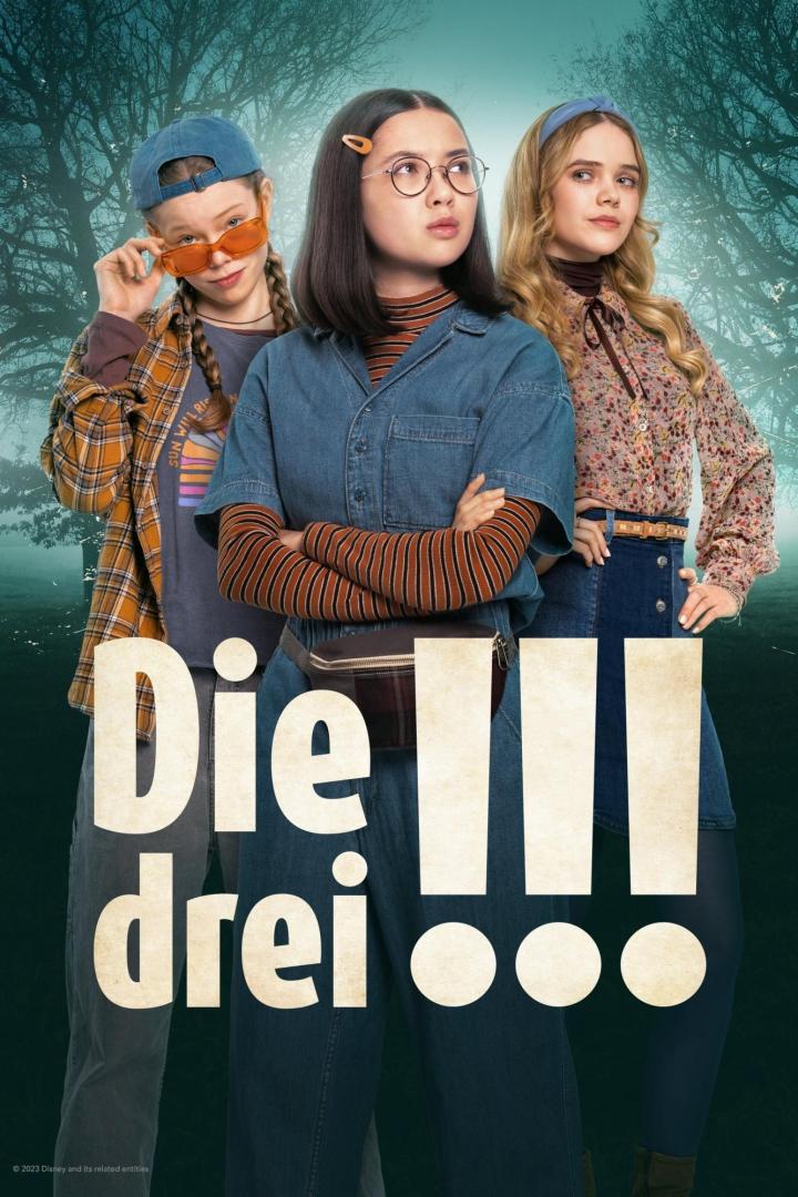 Das Filmplakat zeigt die drei Hauptdarstellerinnen von „Die drei !!!“ vor einem dunklen Wald.