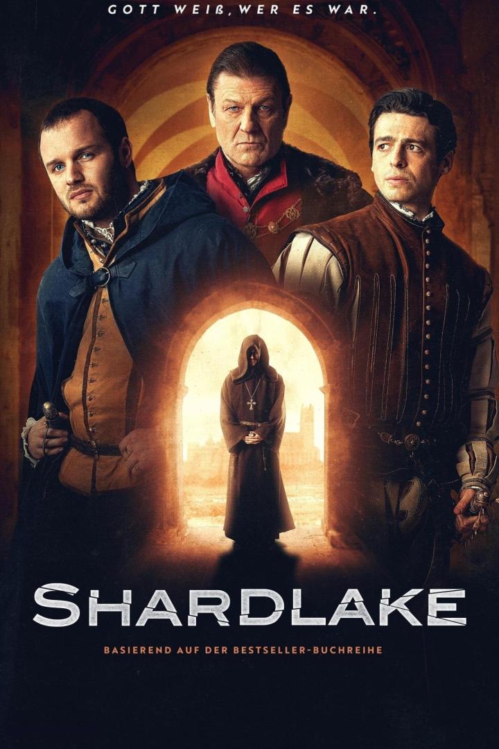 Das Poster für „Shardlake“ zeigt drei Männer und einen Mönch vor einem Torbogen.