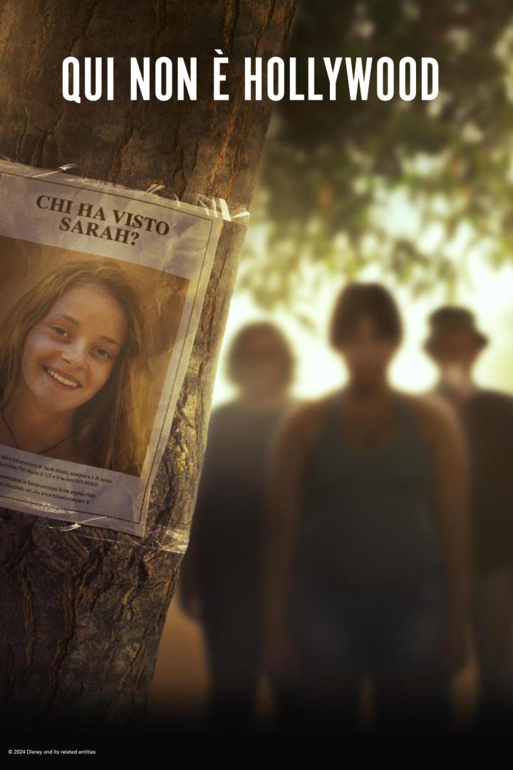 Ein „Vermisst“-Poster von Sarah hängt an einem Baum, im Hintergrund verschwommene Gestalten. Titel: „Qui non è Hollywood“.