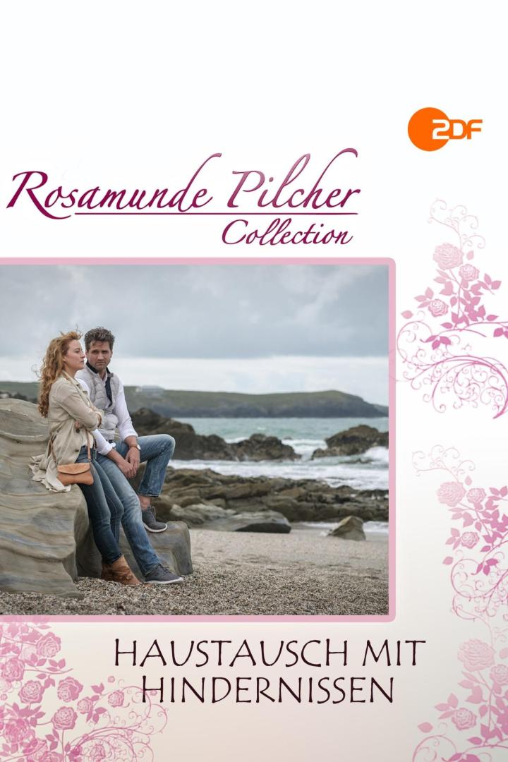 Ein Paar sitzt am Strand auf einem Felsen, im Hintergrund das Meer.