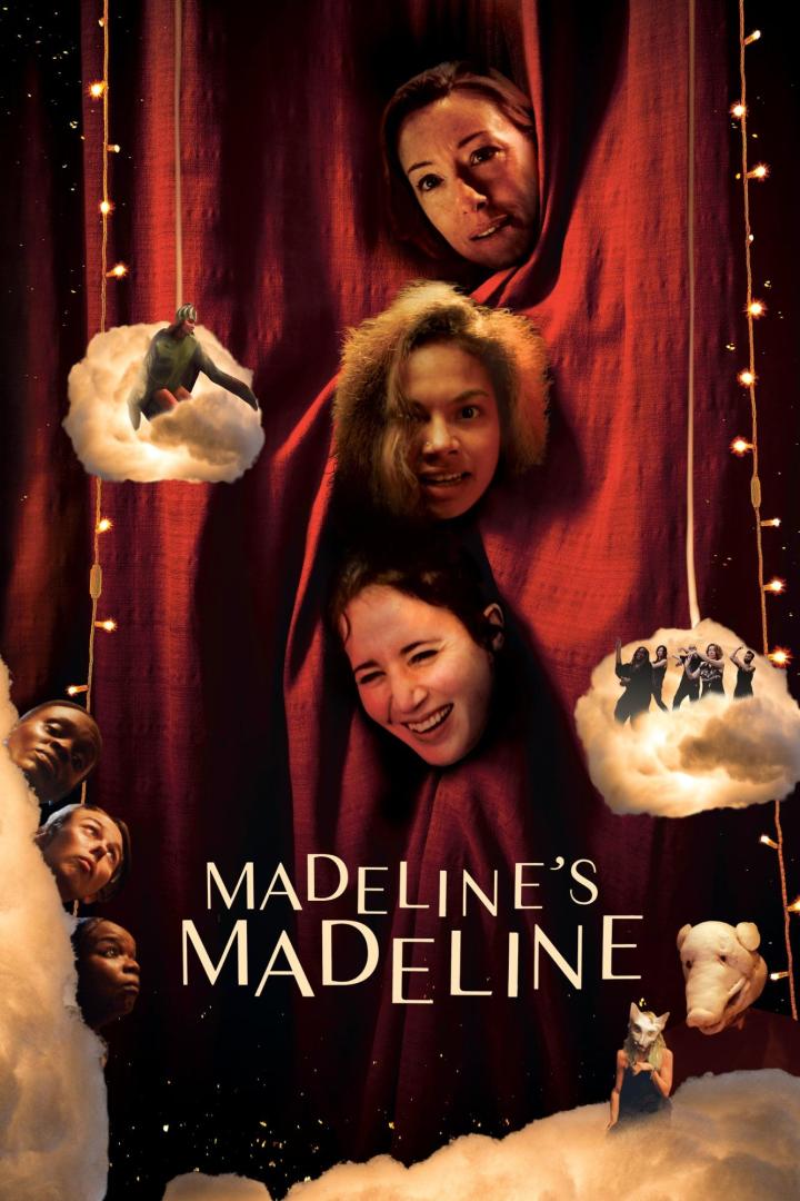 Das Filmplakat für „Madeline's Madeline“ zeigt mehrere Gesichter und Wolken vor einem roten Vorhang.