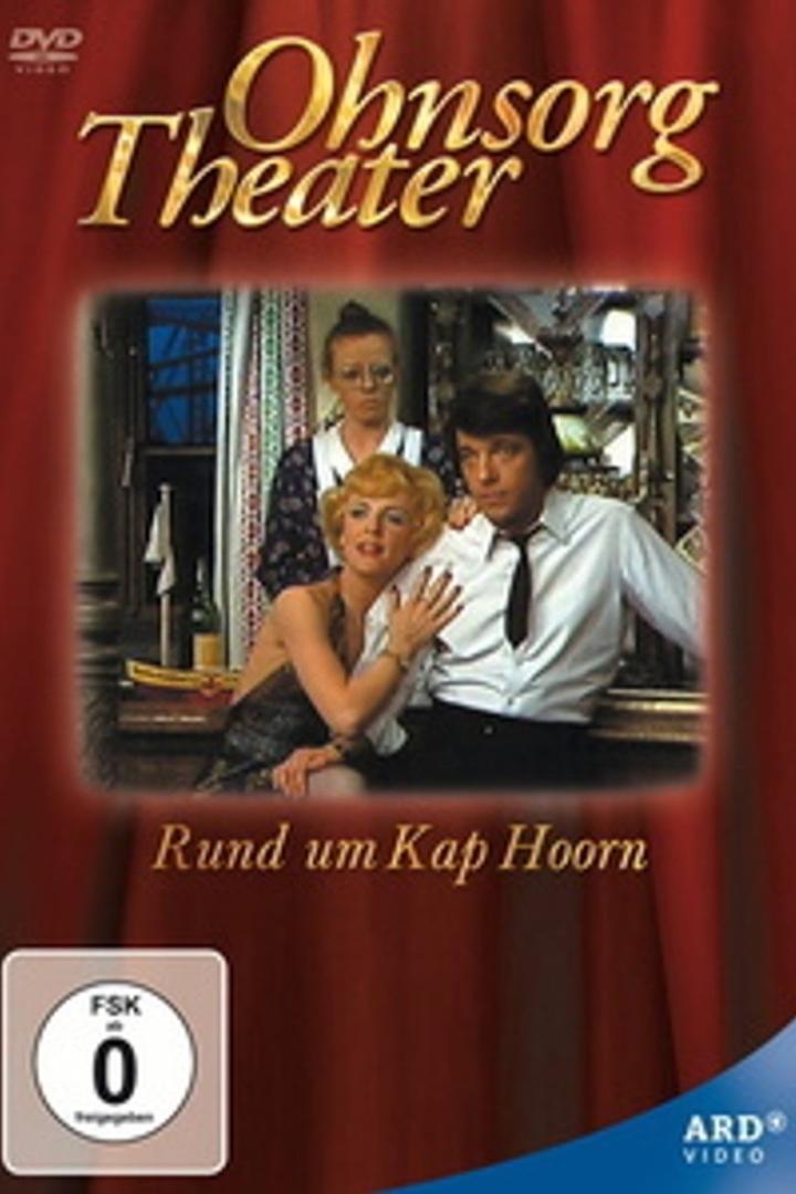 Das Cover des Ohnsorg-Theaterstücks „Rund um Kap Hoorn“ zeigt drei Schauspieler.