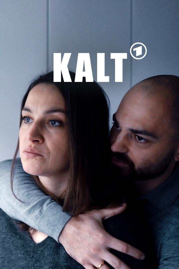 Ein Mann umarmt eine Frau auf dem Filmplakat zu „Kalt“.