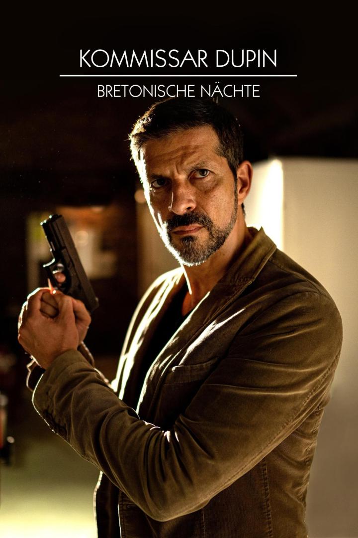 Ein Mann im braunen Jackett hält eine Pistole; Filmposter „Kommissar Dupin – Bretonische Nächte“.