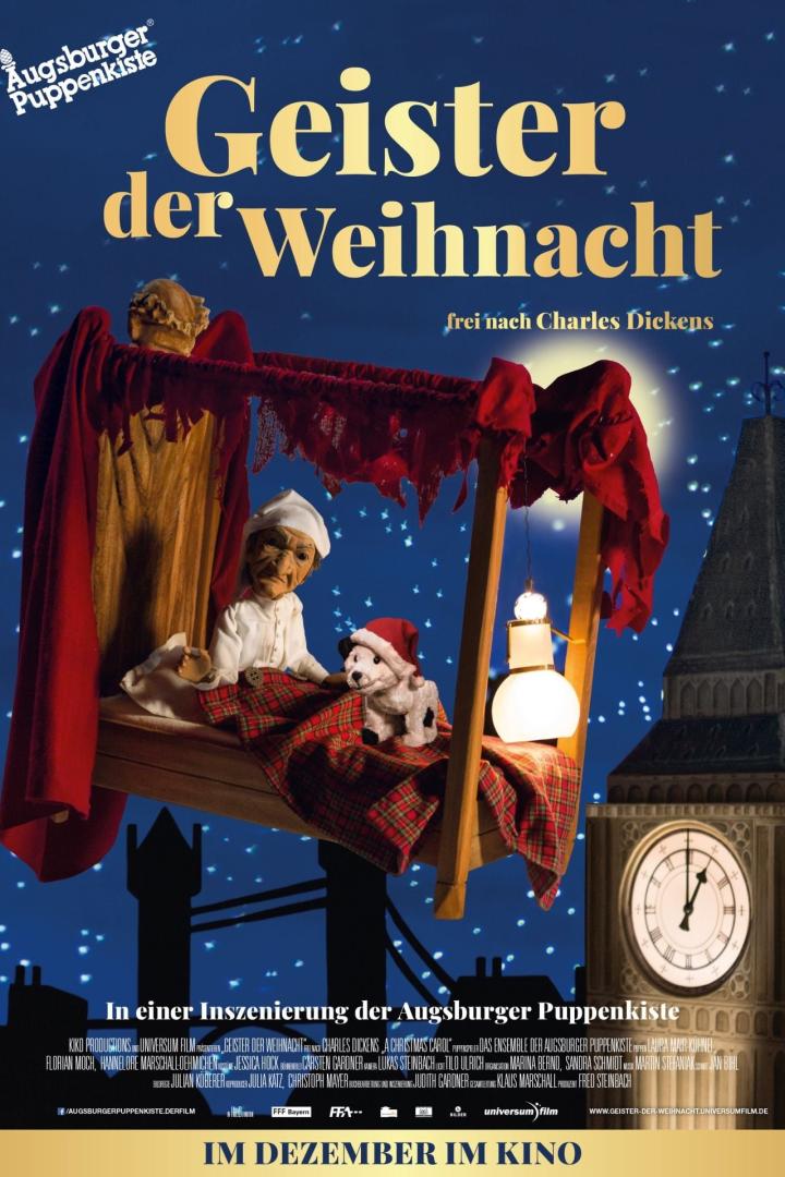 Das Poster für „Geister der Weihnacht“ der Augsburger Puppenkiste zeigt Marionetten in einer weihnachtlichen Szene.