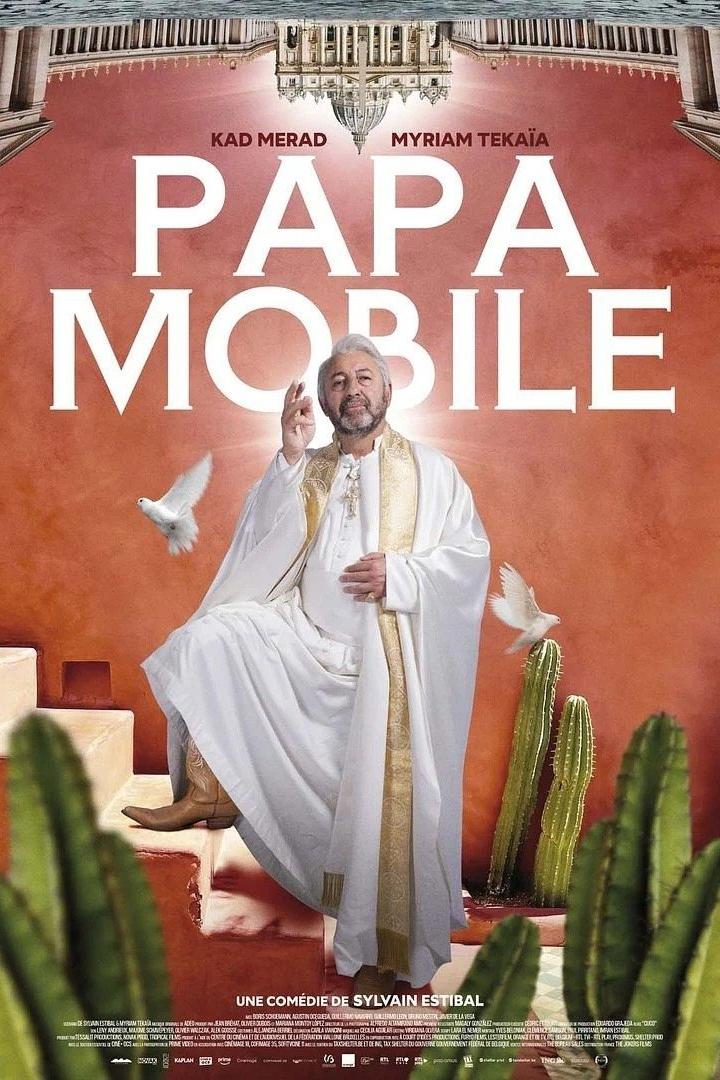 Das Filmplakat für „Papa Mobile“ mit Kad Merad als Papst vor Kakteen und dem Vatikan.