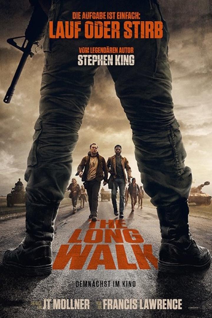 Das Filmplakat für „The Long Walk“ zeigt eine Gruppe von Menschen, die auf einer Straße entlanggehen.