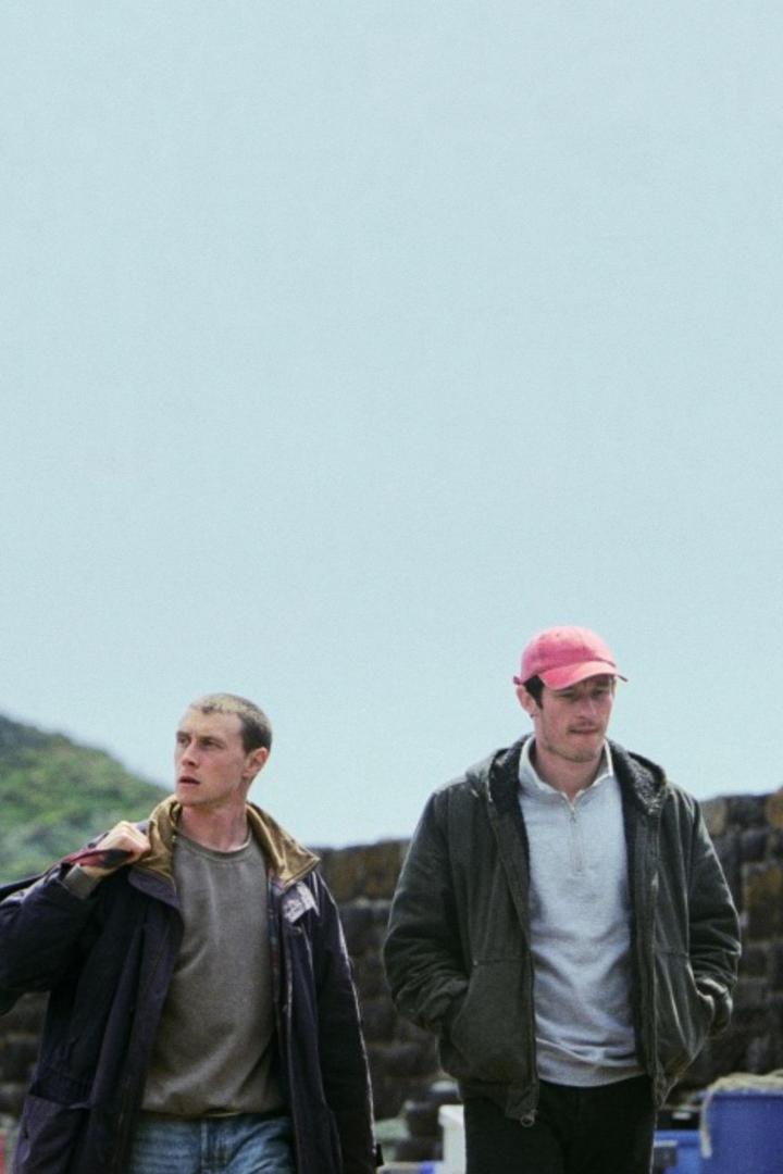 Zwei junge Männer gehen im Freien spazieren.