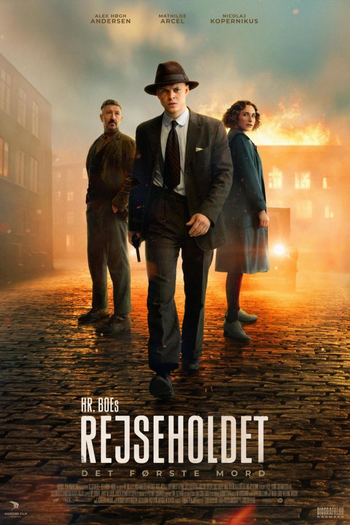 Das Filmplakat für „Rejseholdet: Det Første Mord“ zeigt drei Personen auf einer Kopfsteinpflasterstraße.