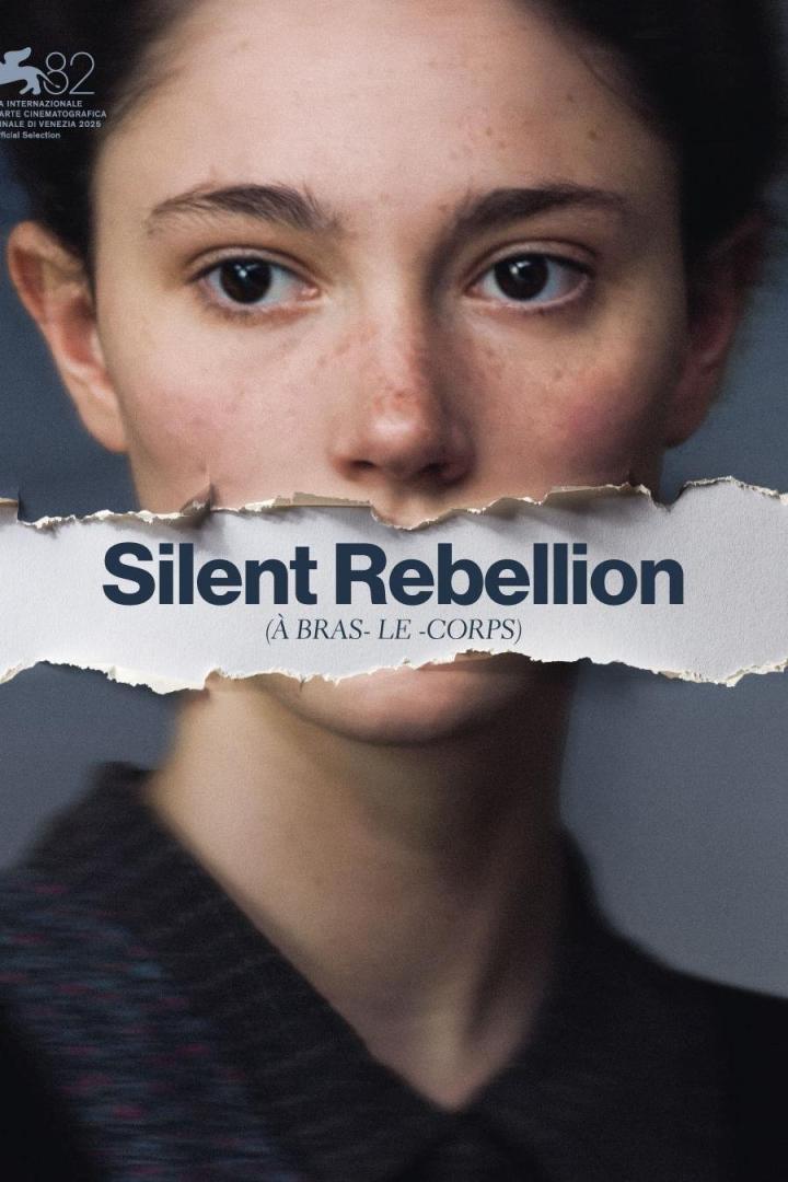 Das Filmplakat für „Silent Rebellion“ zeigt das Gesicht einer jungen Frau, deren Mund von einem Papierstreifen mit dem Filmtitel bedeckt ist.