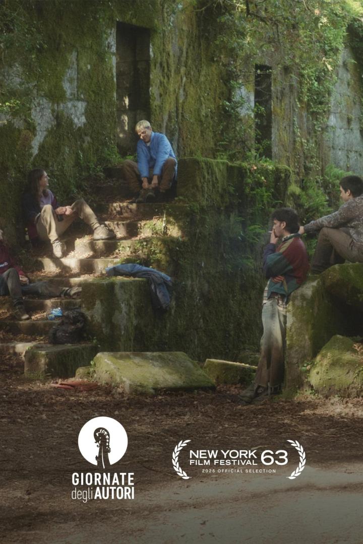 Eine Gruppe junger Leute sitzt und steht vor einem moosbewachsenen Gebäude.