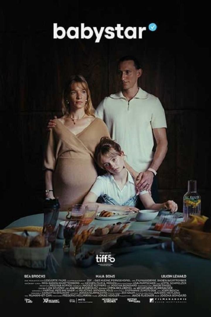 Das Filmplakat für „Babystar“ zeigt eine Familie am Esstisch.