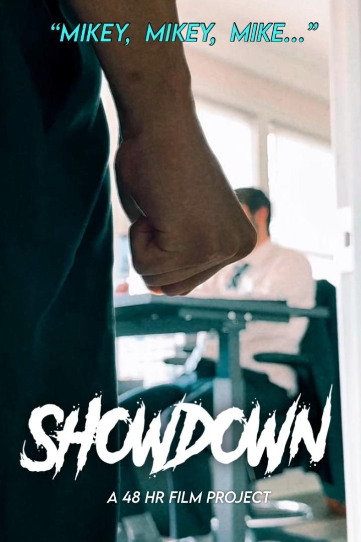 Das Filmplakat für „Showdown“ zeigt eine geballte Faust und den Schriftzug „Mikey, Mikey, Mike…“.