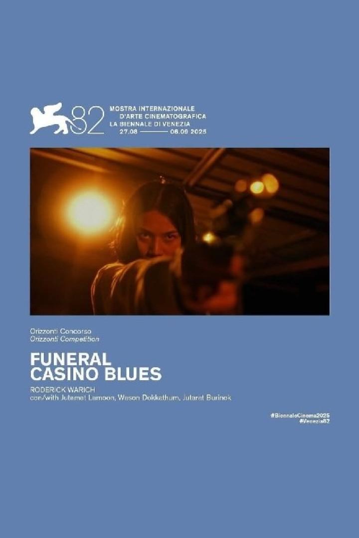 Das Filmplakat für „Funeral Casino Blues“ zeigt eine Frau mit einer Waffe vor hellem Licht.