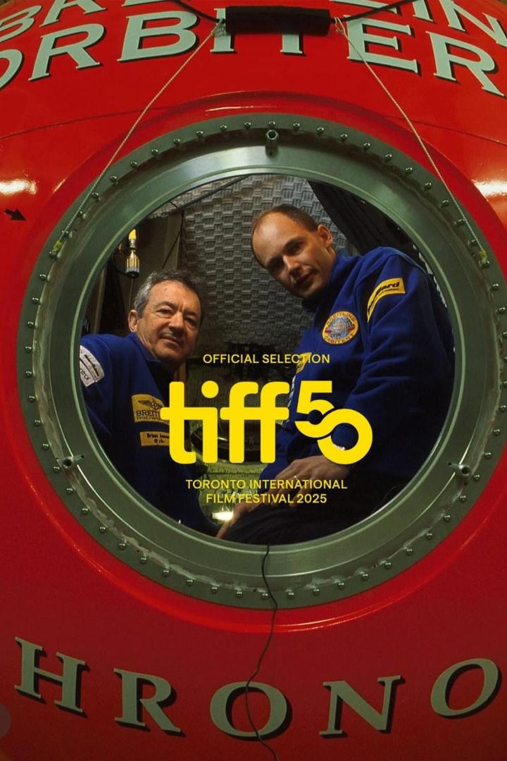 Zwei Männer in blauen Overalls schauen aus einer roten Kapsel, die für das Toronto International Film Festival 2025 ausgewählt wurde.