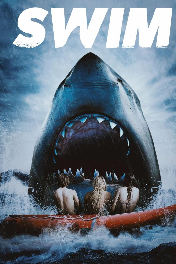 Das Filmplakat für „Swim“ zeigt drei Personen in einem Schlauchboot vor dem offenen Maul eines Hais.