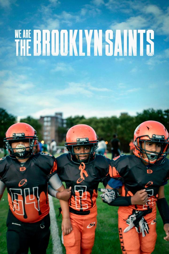 Drei junge Footballspieler der Brooklyn Saints stehen nebeneinander.