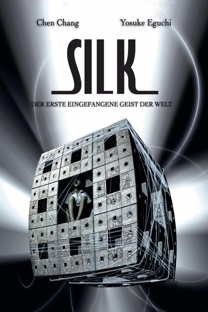 Das Filmplakat für „Silk“ zeigt ein Kind in einem würfelförmigen Gebäude.
