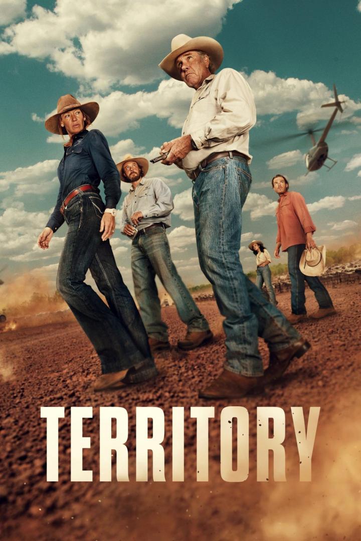 Das Filmplakat für „Territory“ zeigt eine Gruppe von Personen mit Cowboyhüten vor einem Hubschrauber.