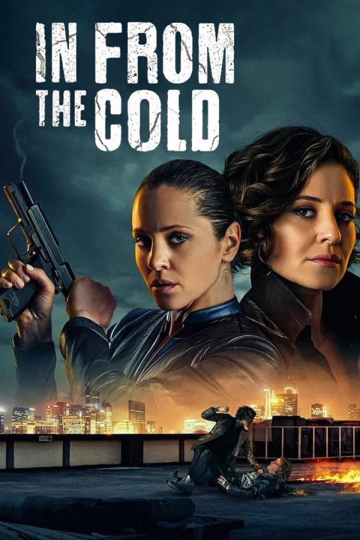 Das Filmplakat für „In From the Cold“ zeigt zwei Frauen, von denen eine eine Waffe hält, vor einer Skyline.