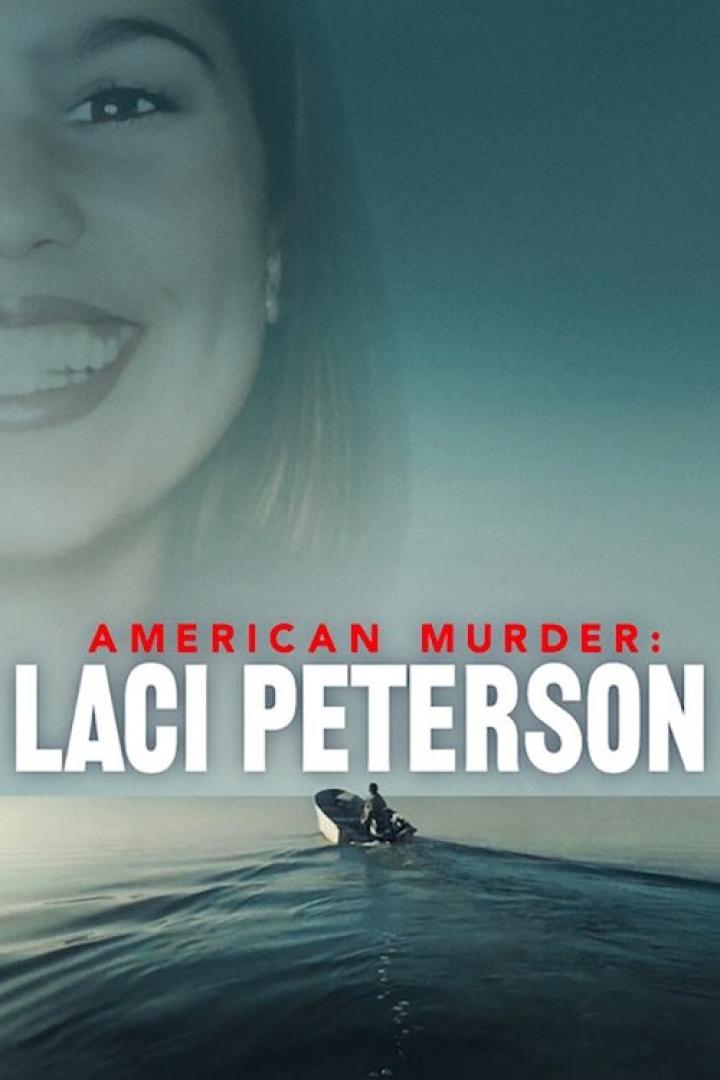 Das Filmplakat für „American Murder: Laci Peterson“ zeigt eine Frau und ein Boot auf dem Wasser.