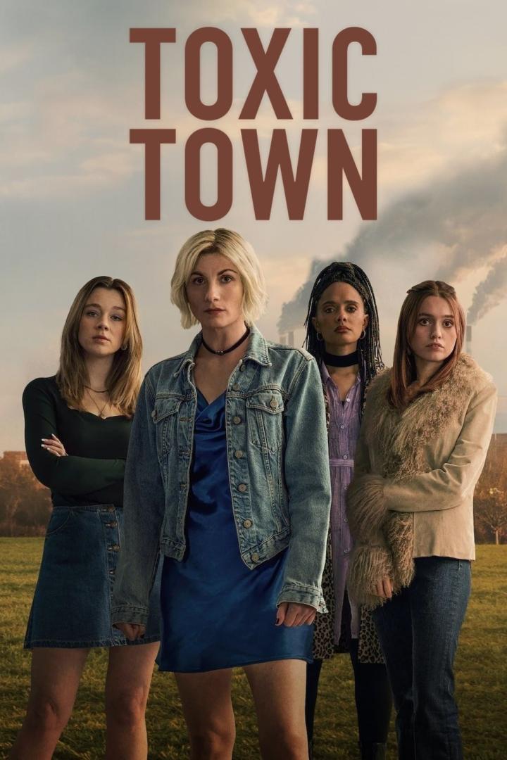 Das Filmplakat für „Toxic Town“ zeigt vier Frauen vor einer verschmutzten Industrielandschaft.