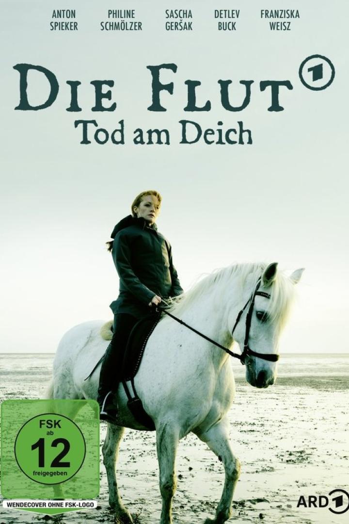 Das Cover des Films „Die Flut – Tod am Deich“ zeigt eine Frau auf einem weißen Pferd am Strand.