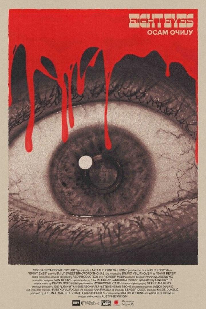 Das Filmplakat für „Eight Eyes“ zeigt ein Auge, über das rote Farbe läuft.
