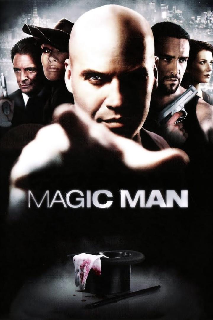 Das Filmplakat für „Magic Man“ zeigt mehrere bewaffnete Personen und einen blutigen Zauberhut.