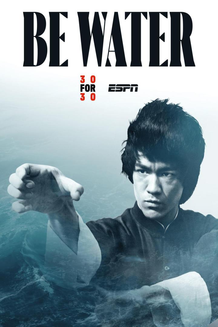 Das Filmplakat für „Be Water“ aus der ESPN-Reihe „30 for 30“ zeigt Bruce Lee vor einer Wasserlandschaft.