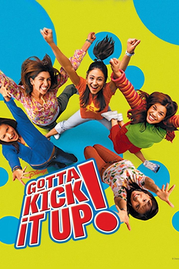 Das Filmplakat für „Gotta Kick It Up“ zeigt fünf junge, lachende Frauen, die in die Luft springen.