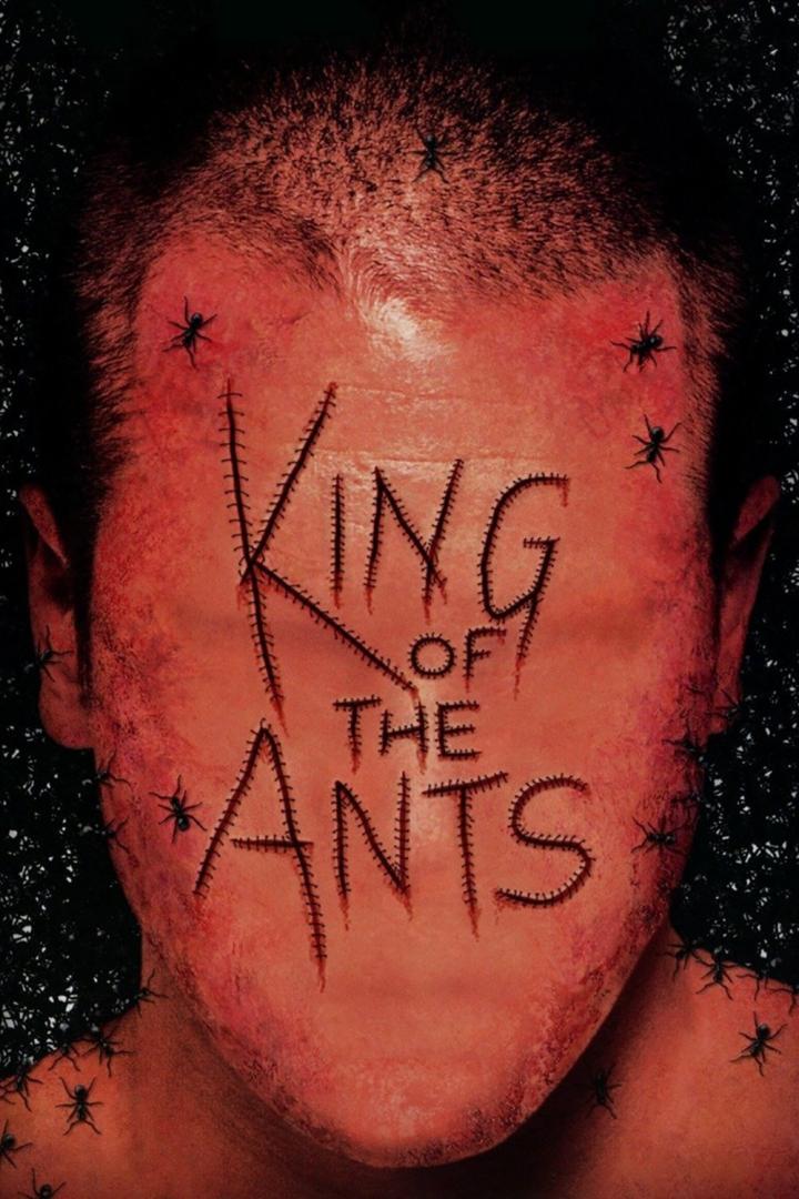 Das Gesicht eines Mannes mit dem Schriftzug „King of the Ants“, umgeben von Ameisen.