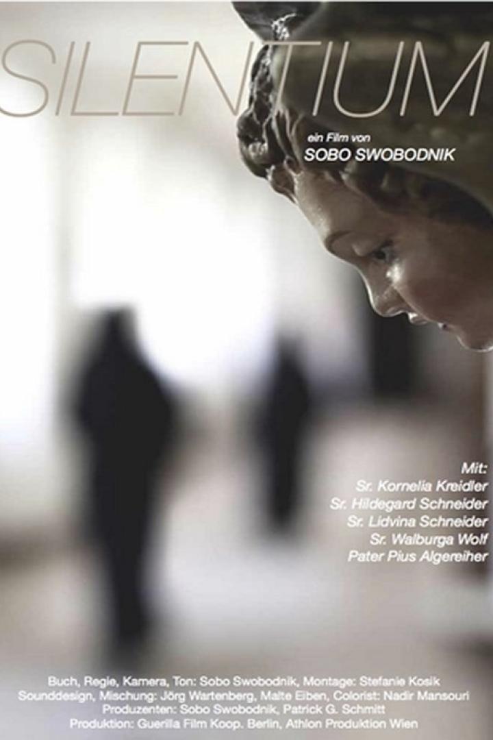 Das Filmplakat für „Silentium“ von Sobo Swobodnik zeigt eine Skulptur und verschwommene Figuren.